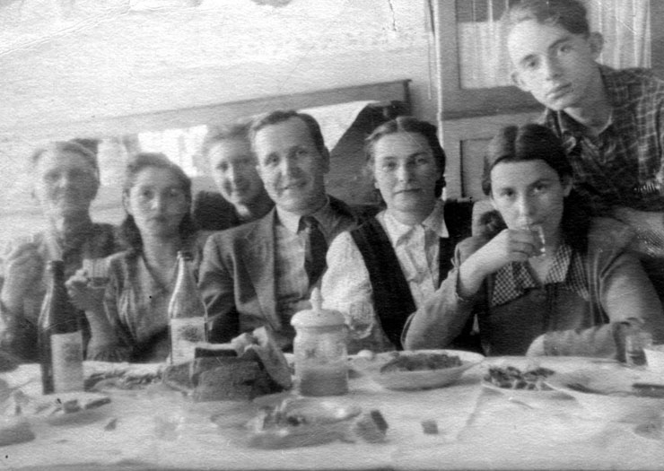 Спаситель и спасенные с друзьями. Зинаида Зевина-Булдова и ее дети крайние справа
